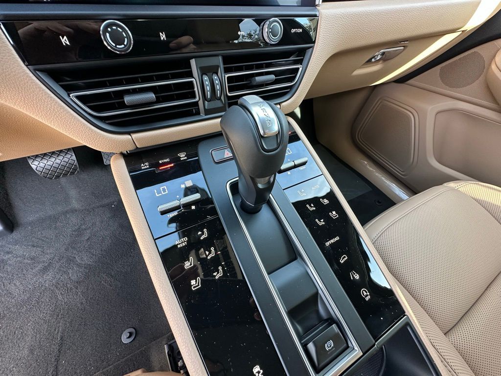 Thumbnail: 2026 Porsche Macan - 25