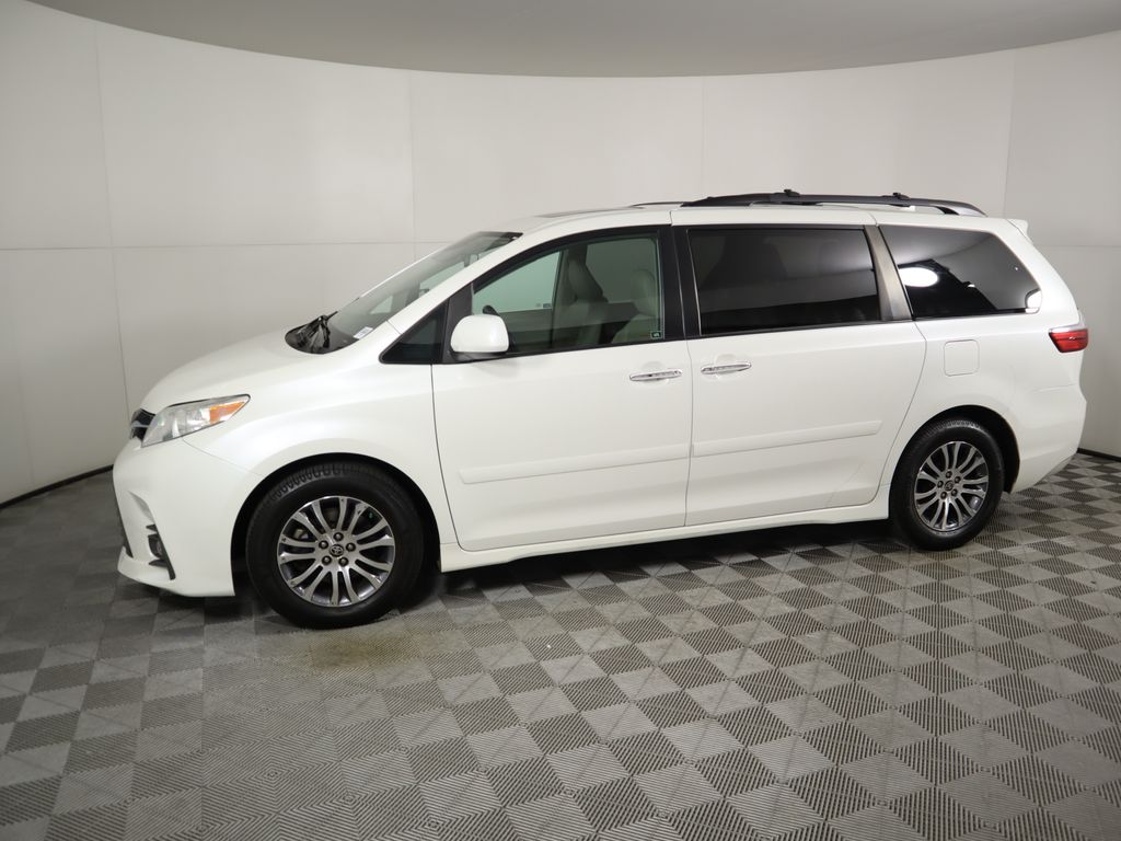 2020 Toyota Sienna XLE 8