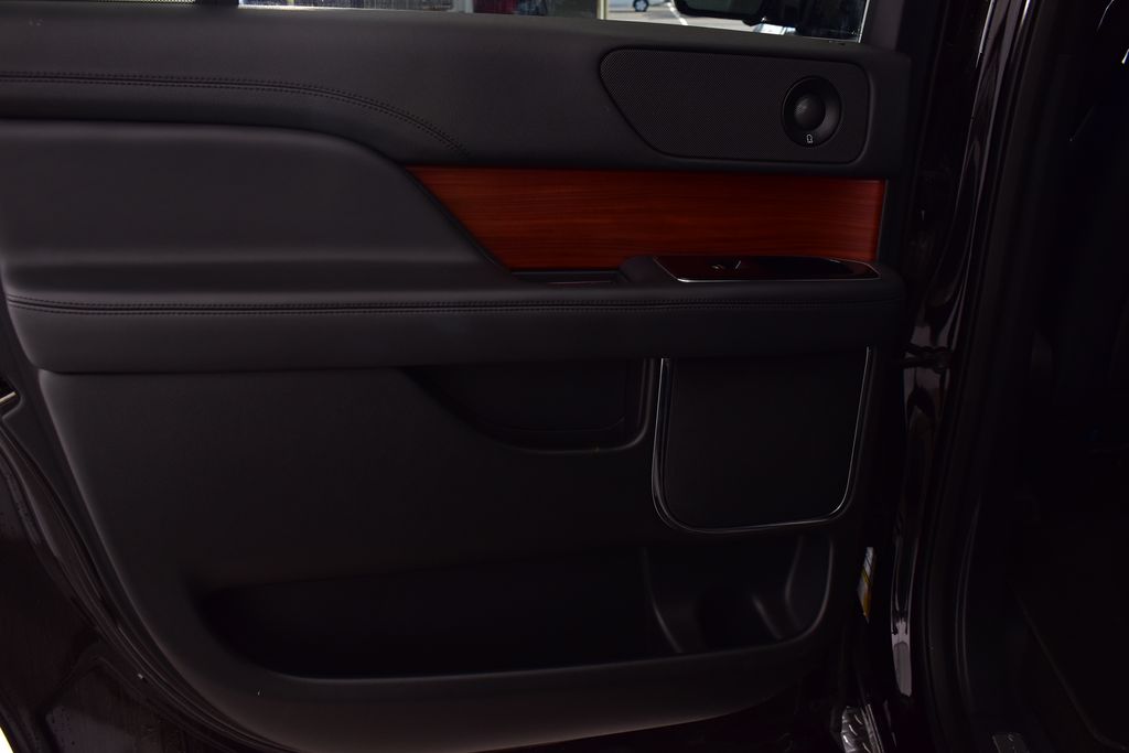 Thumbnail: 2024 Lincoln Navigator L - 30