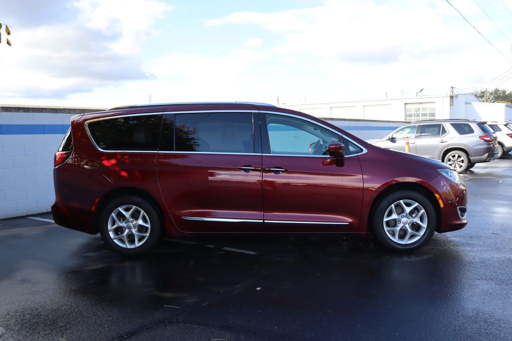 2017 Chrysler Pacifica  6