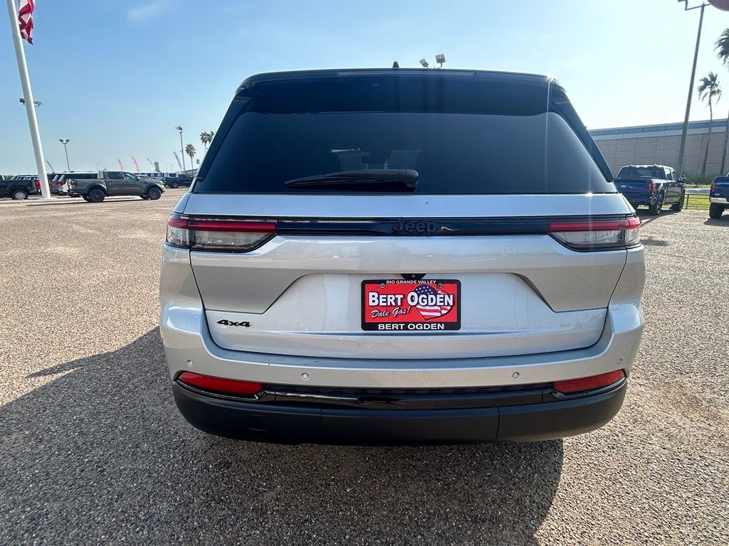 Used 2023 Silver Jeep Altitude X image 5
