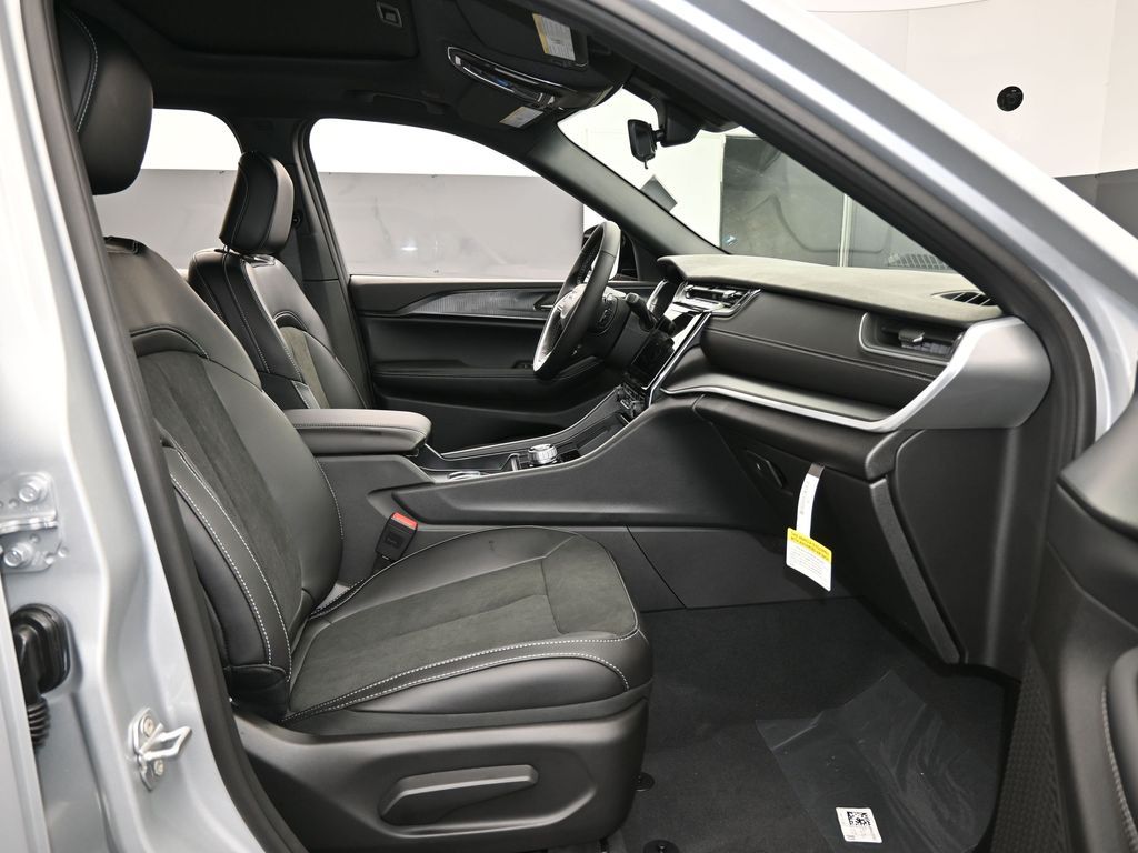 New 2025 Silver Zynith Jeep Laredo image 38