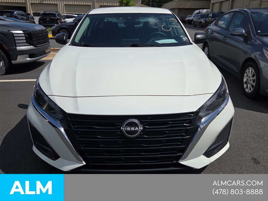 Used 2025 White Nissan 2.5 SV image 9