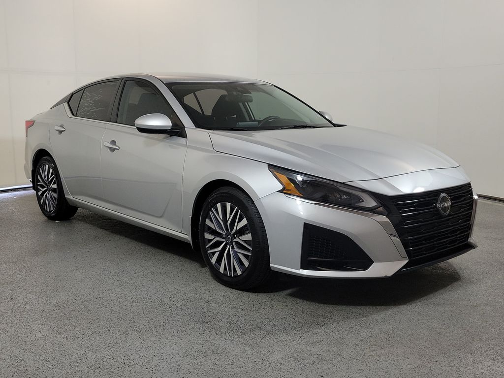 Brilliant Silver Metallic 2023 Nissan Altima Sedan Front-Wheel Drive Continuously Variable Transmission