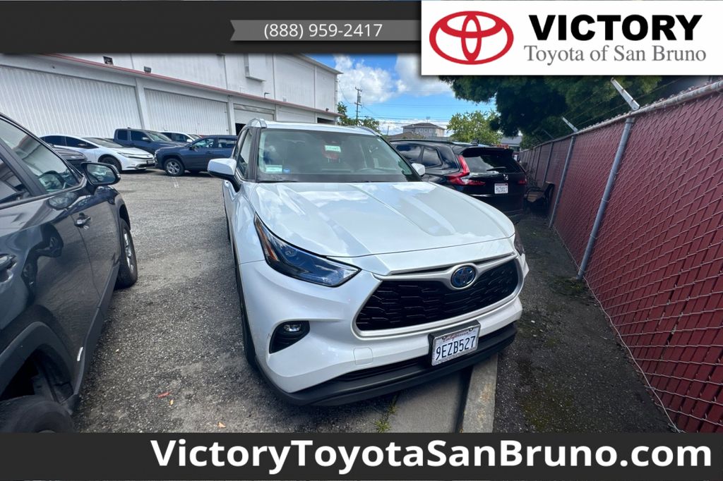 White (Wind Chill Pearl) 2023 Toyota Highlander Hybrid XLE AWD SUV / Crossover All-Wheel Drive Continuously Variable Transmission