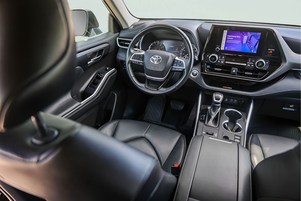 Used Car 2023 Toyota Highlander  Xle For Sale Under $35,000 In Austin, Texas