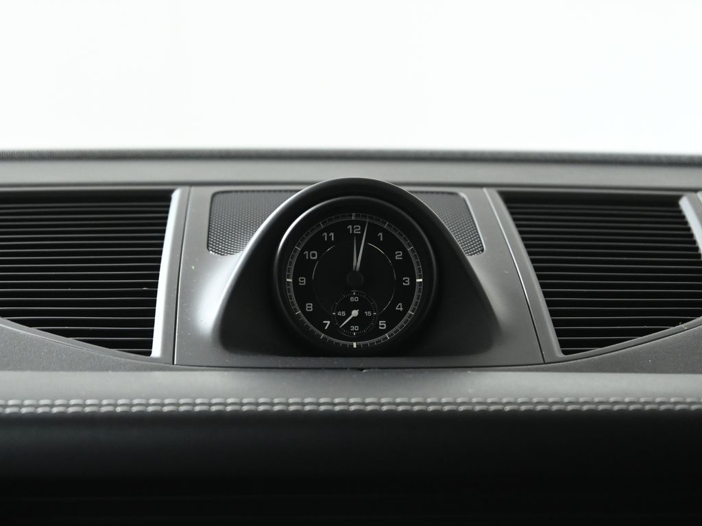 Thumbnail: 2022 Porsche Macan - 22