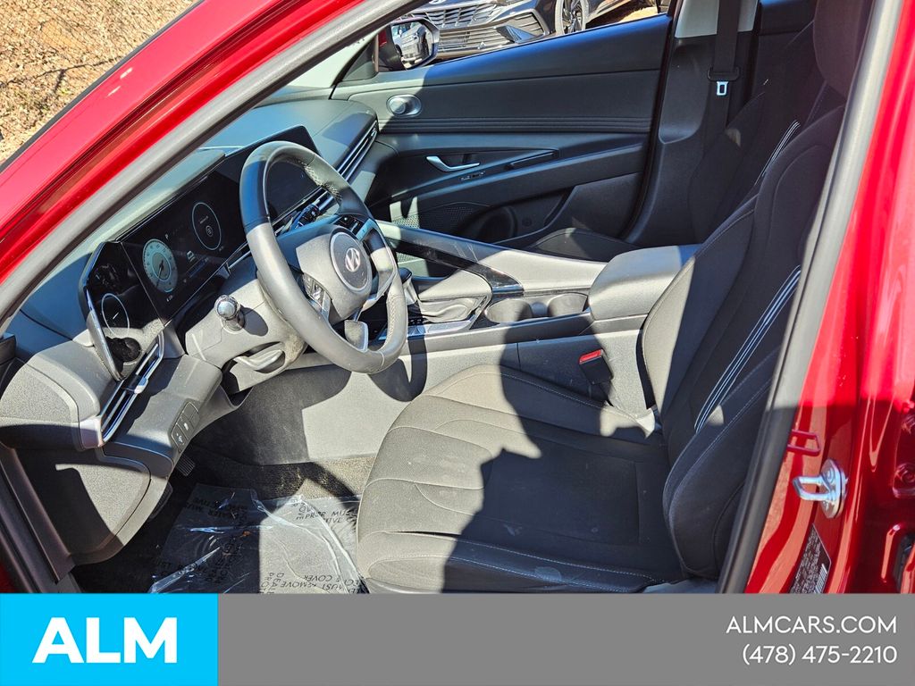 Used 2025 Red Hyundai SEL Convenience image 6