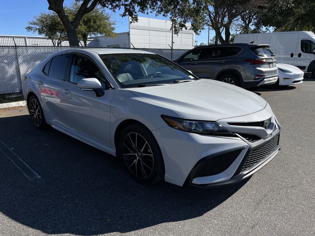 2023 Toyota Camry SE's photo