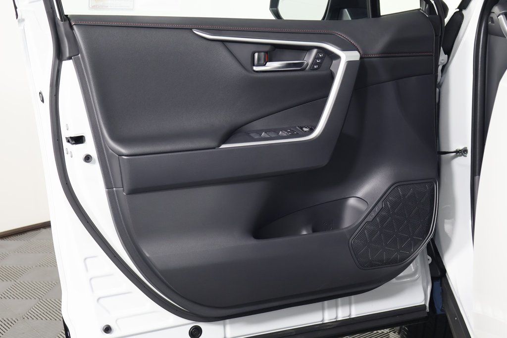 2025 Toyota RAV4 XSE 7