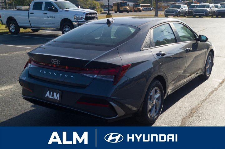 2025 Hyundai Elantra SE photo 5