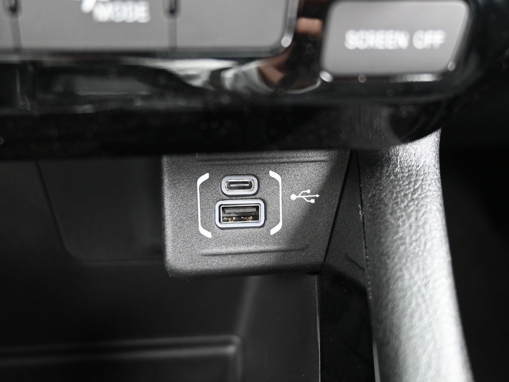 New 2026 diamond black crystal pearlcoat Jeep Latitude image 17