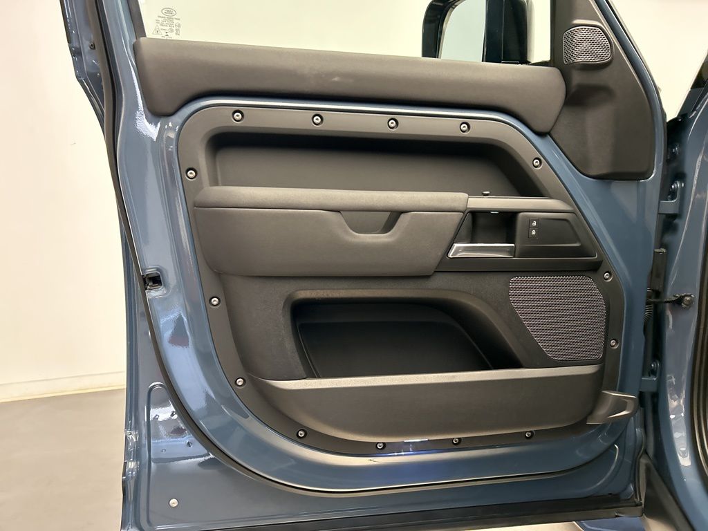 Thumbnail: 2020 Land Rover Defender - 11