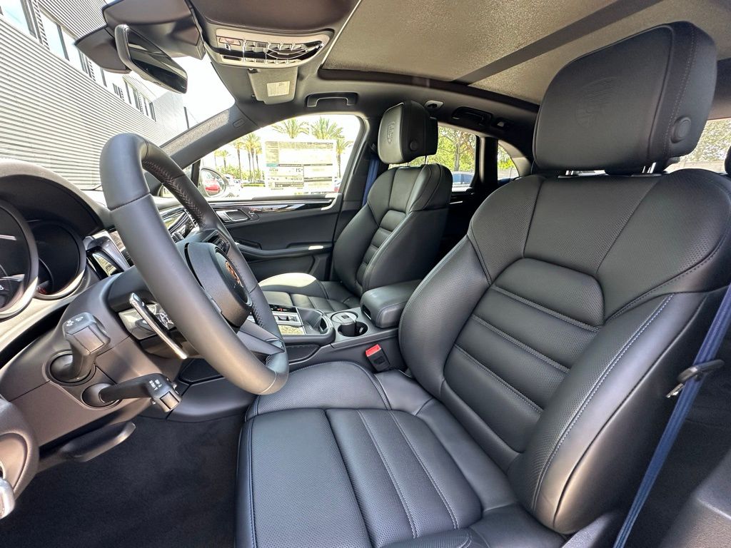 Thumbnail: 2026 Porsche Macan - 5