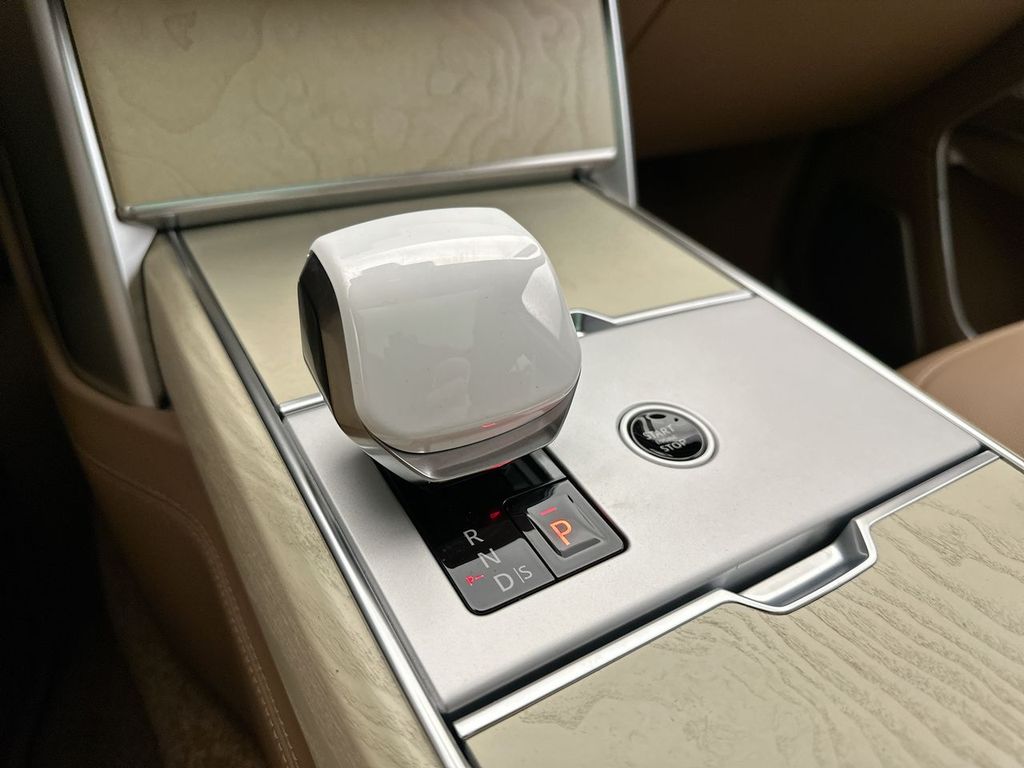 2025 Land Rover Range Rover SV 11