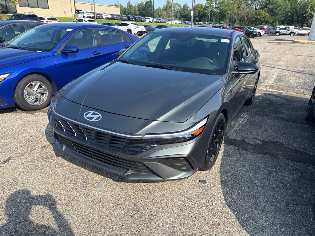 Amazon Gray 2026 Hyundai Elantra Sedan Front-Wheel Drive Continuously Variable Transmission