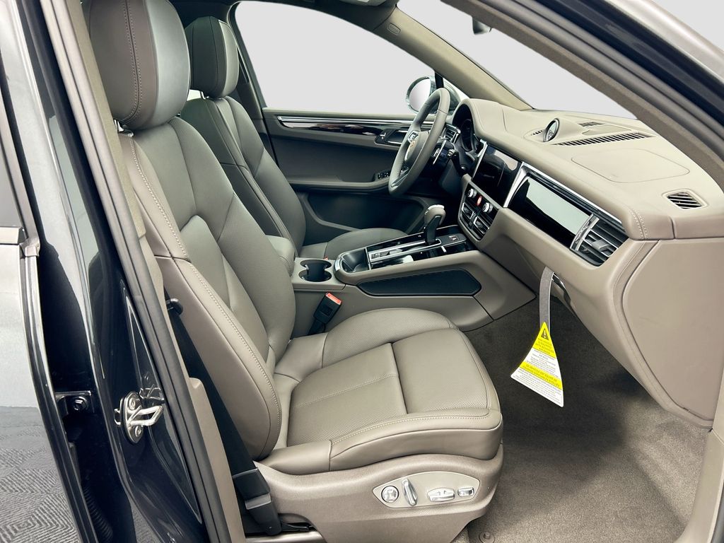 Thumbnail: 2026 Porsche Macan - 22