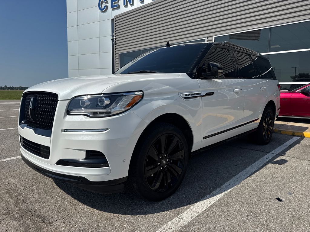 White Metallic 2024 Lincoln Navigator Reserve 4WD SUV / Crossover Four-Wheel Drive Automatic