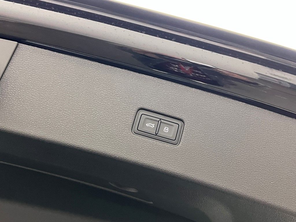 Thumbnail: 2026 Audi RS Q8 - 11