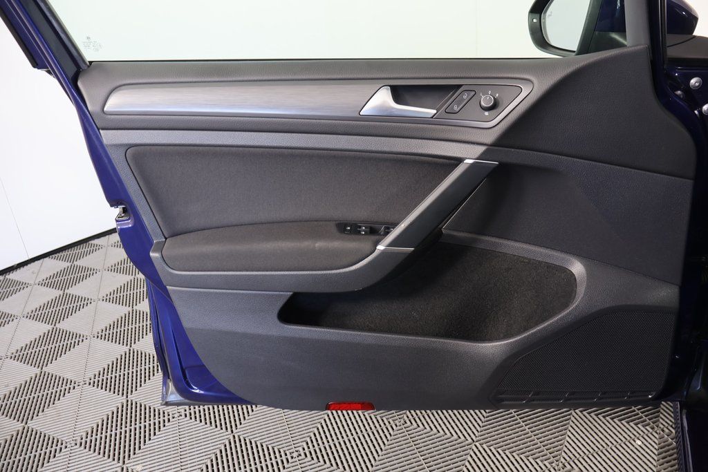 Thumbnail: 2019 Volkswagen e-Golf - 12