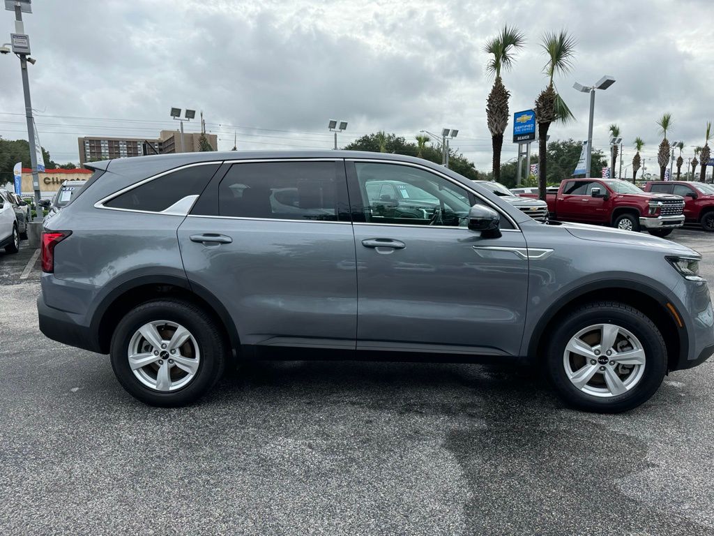 2023 Kia Sorento LX 8