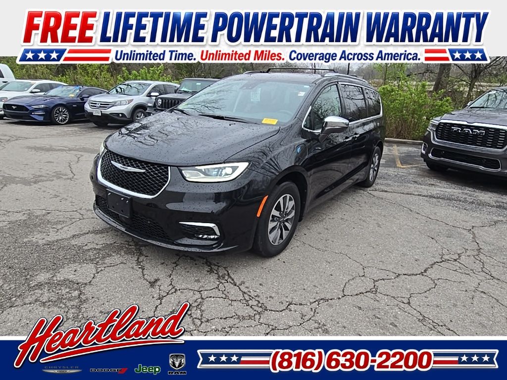 Brilliant Black Crystal Pearlcoat 2021 Chrysler Pacifica Hybrid Minivan Front-Wheel Drive Continuously Variable Transmission