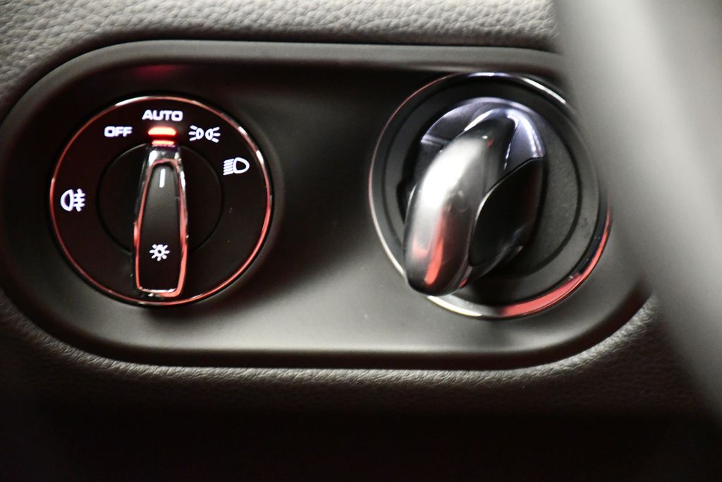 Thumbnail: 2025 Porsche Macan - 26