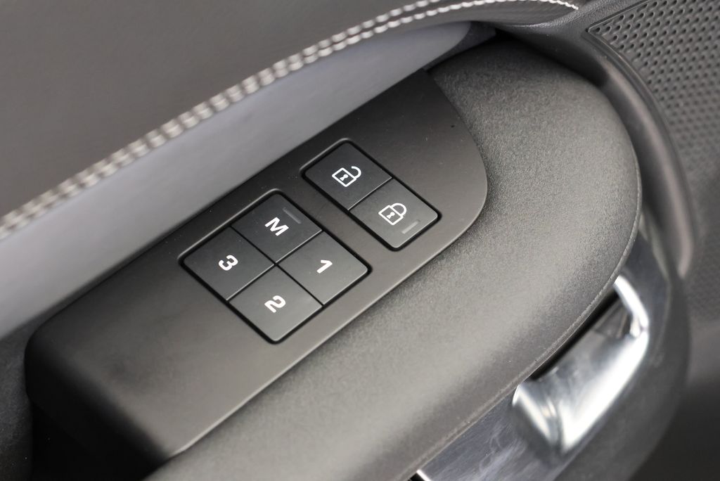 Thumbnail: 2025 Land Rover Discovery - 29