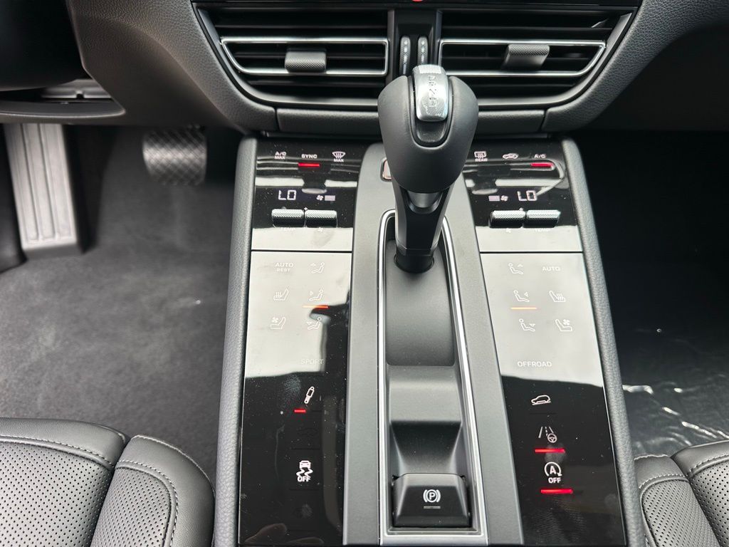Thumbnail: 2025 Porsche Macan - 23