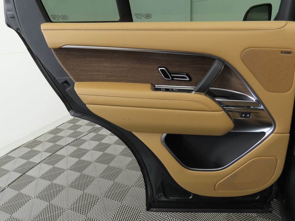 2025 Land Rover Range Rover SE 26