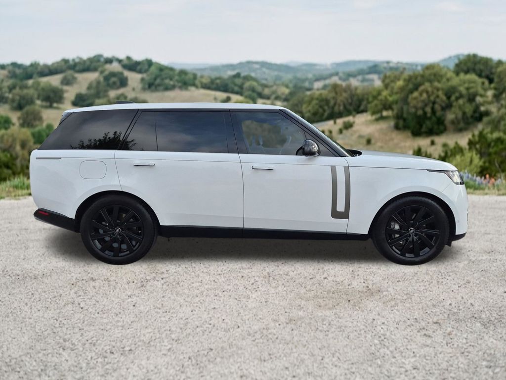 Used 2024 White Land Rover SE image 11