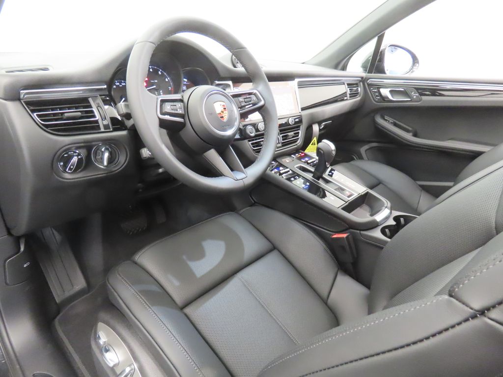 Thumbnail: 2026 Porsche Macan - 4