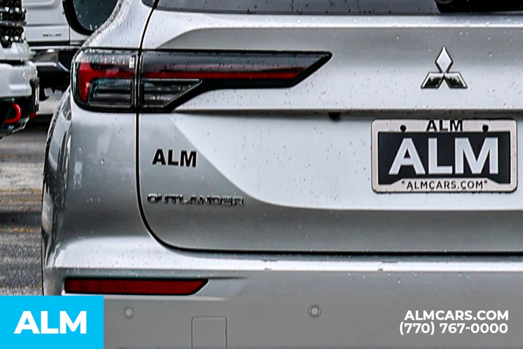 Used 2025 Silver Mitsubishi SE image 13