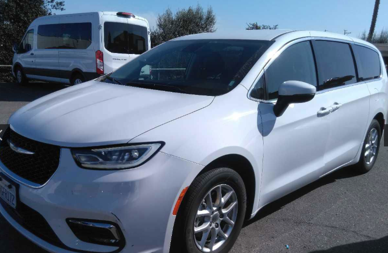 Bright White Clearcoat 2023 Chrysler Pacifica Touring L FWD Minivan Front-Wheel Drive 9-Speed Automatic