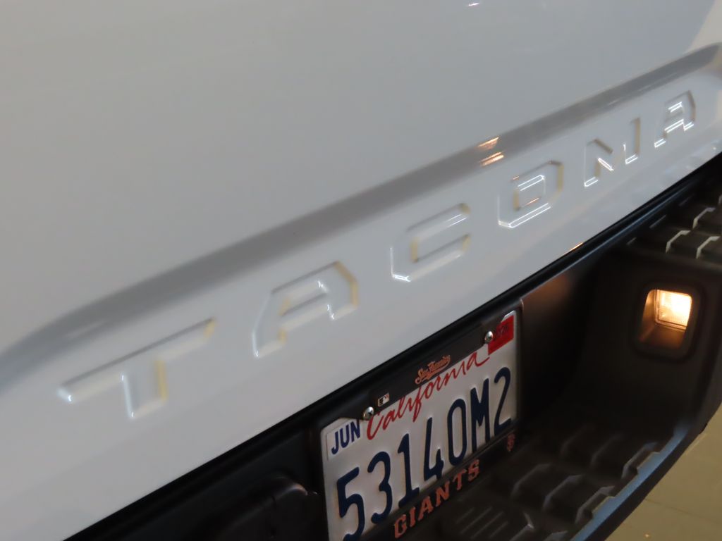 Thumbnail: 2018 Toyota Tacoma - 12