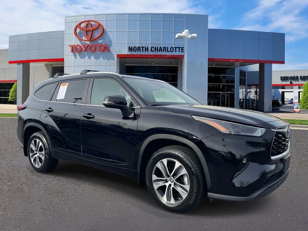 Midnight Black Metallic 2023 Toyota Highlander XLE AWD SUV / Crossover All-Wheel Drive 8-Speed Automatic