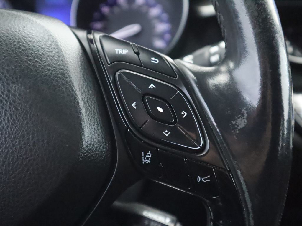 2018 Toyota C-HR XLE 12