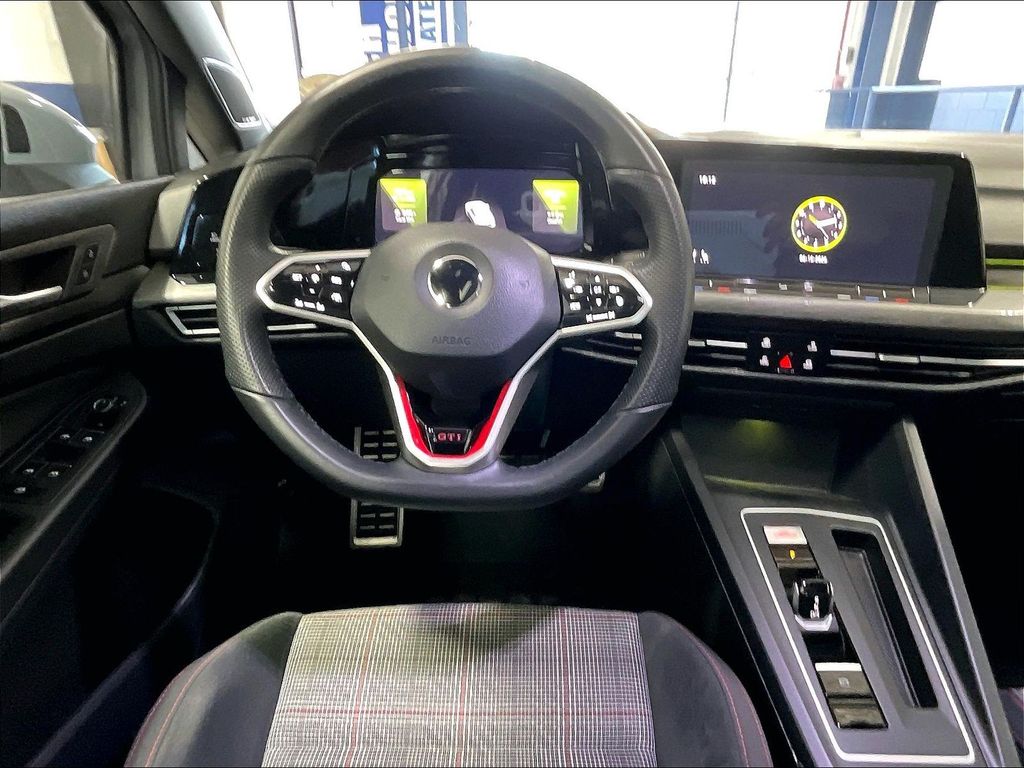2022 Volkswagen Golf GTI — photo 17