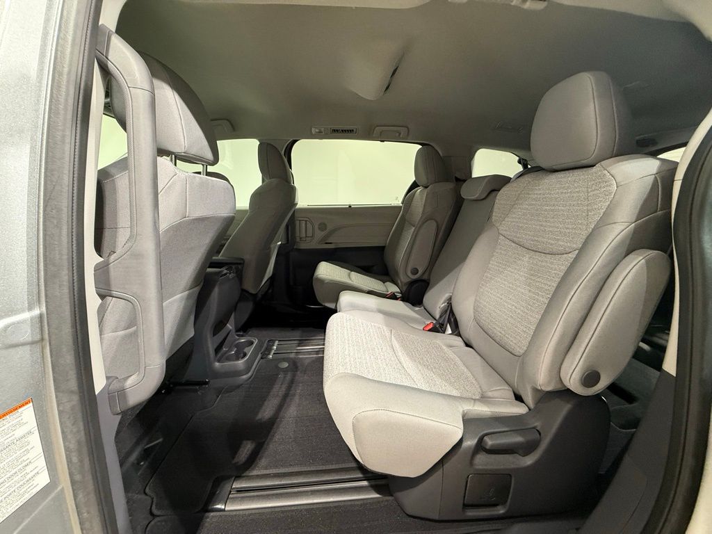 Thumbnail: 2022 Toyota Sienna - 18