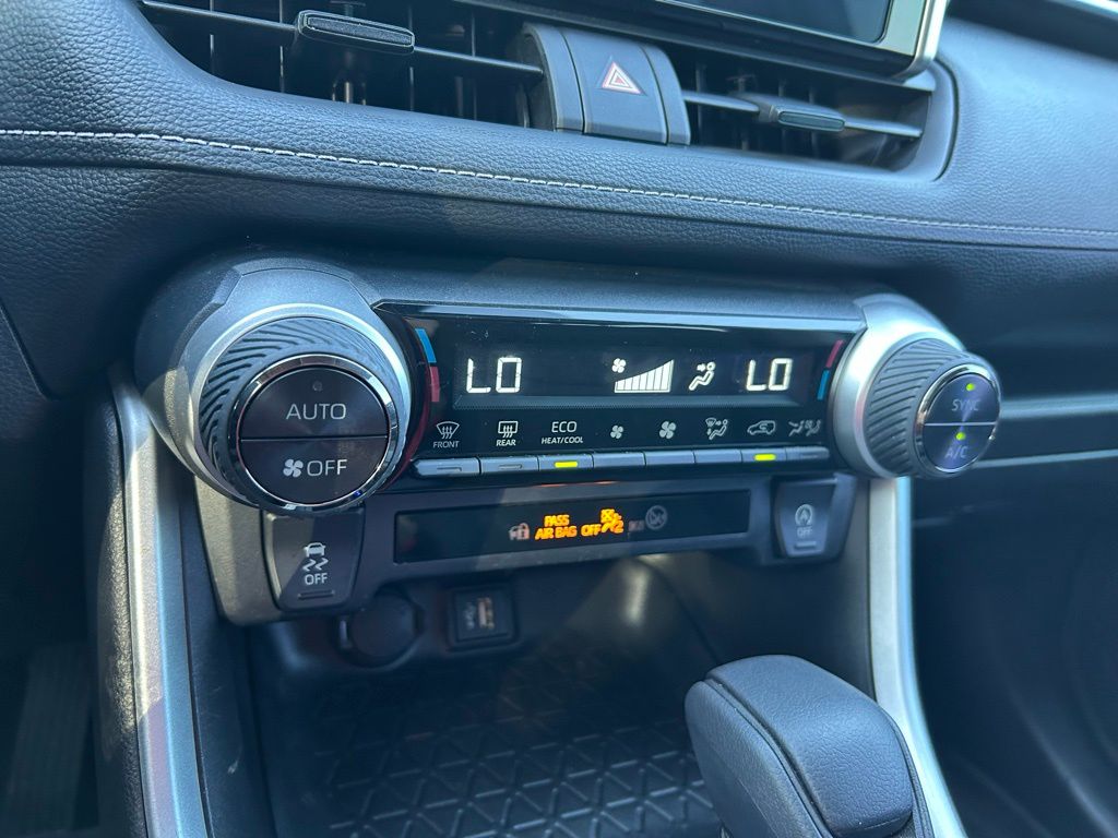 2023 Toyota RAV4 XLE 24