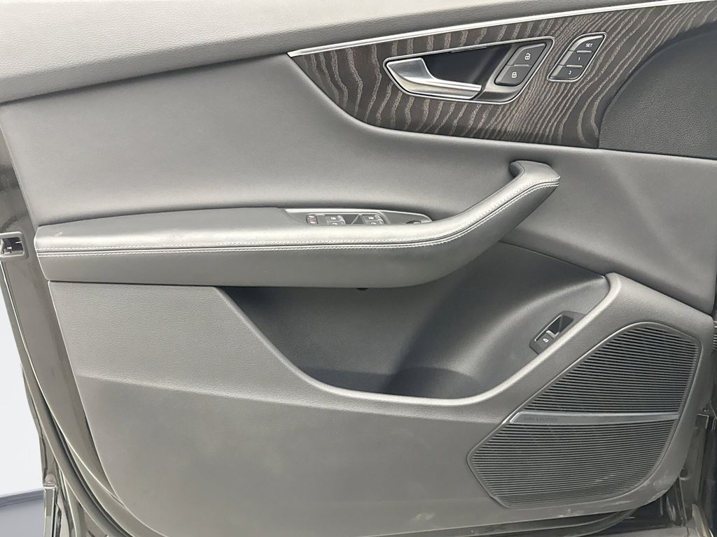 Thumbnail: 2022 Audi Q8 - 9