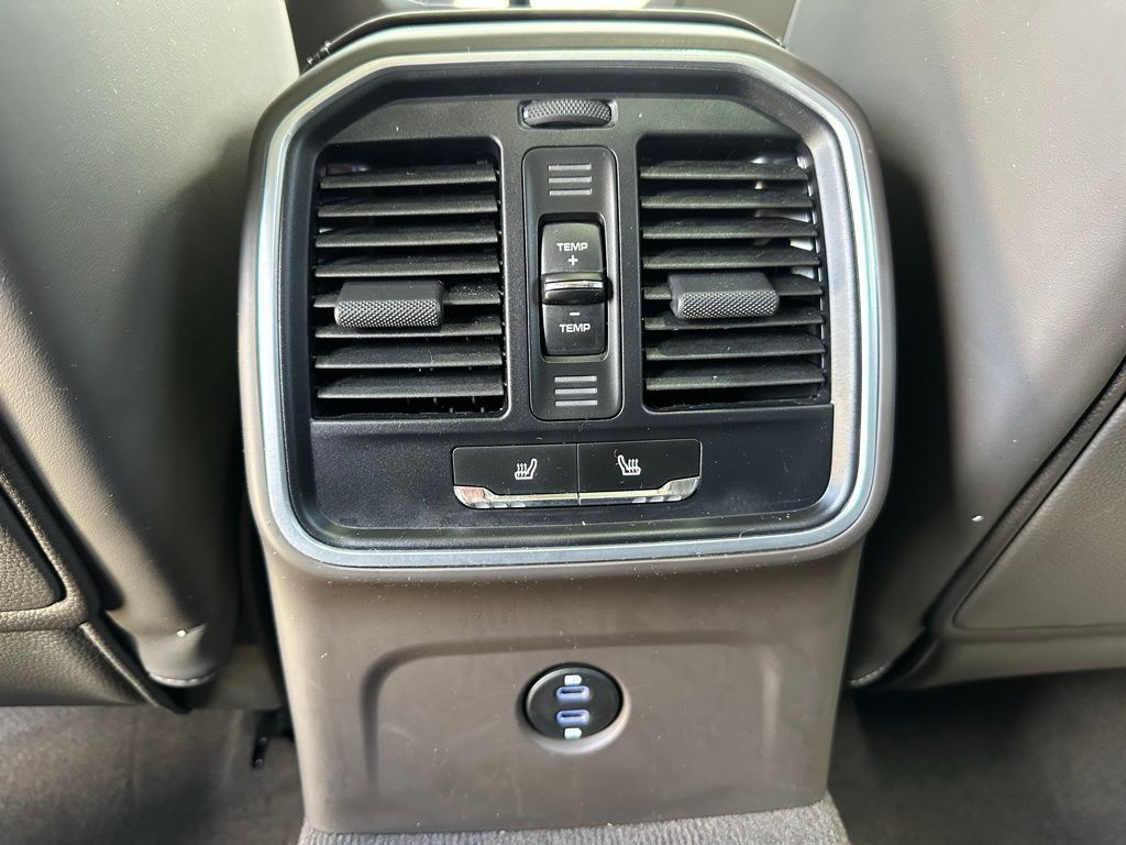 2022 Porsche Macan  32