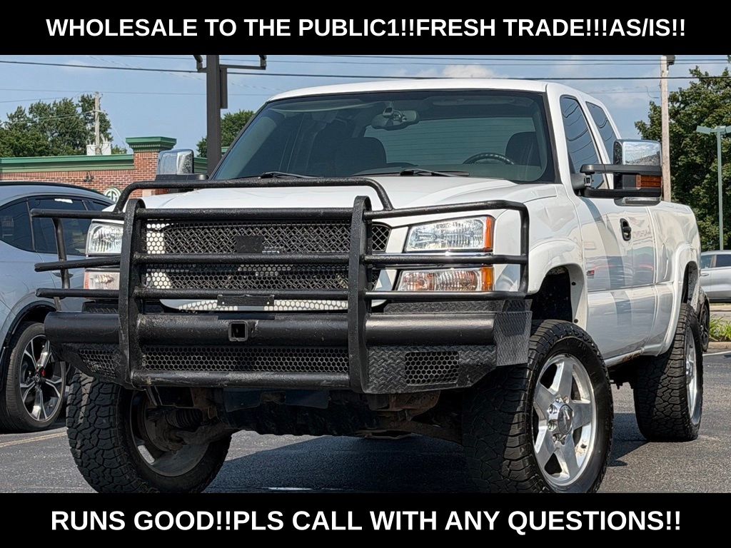 Olympic White 2004 Chevrolet Silverado 2500HD Pickup Truck Four-Wheel Drive 5-Speed Automatic