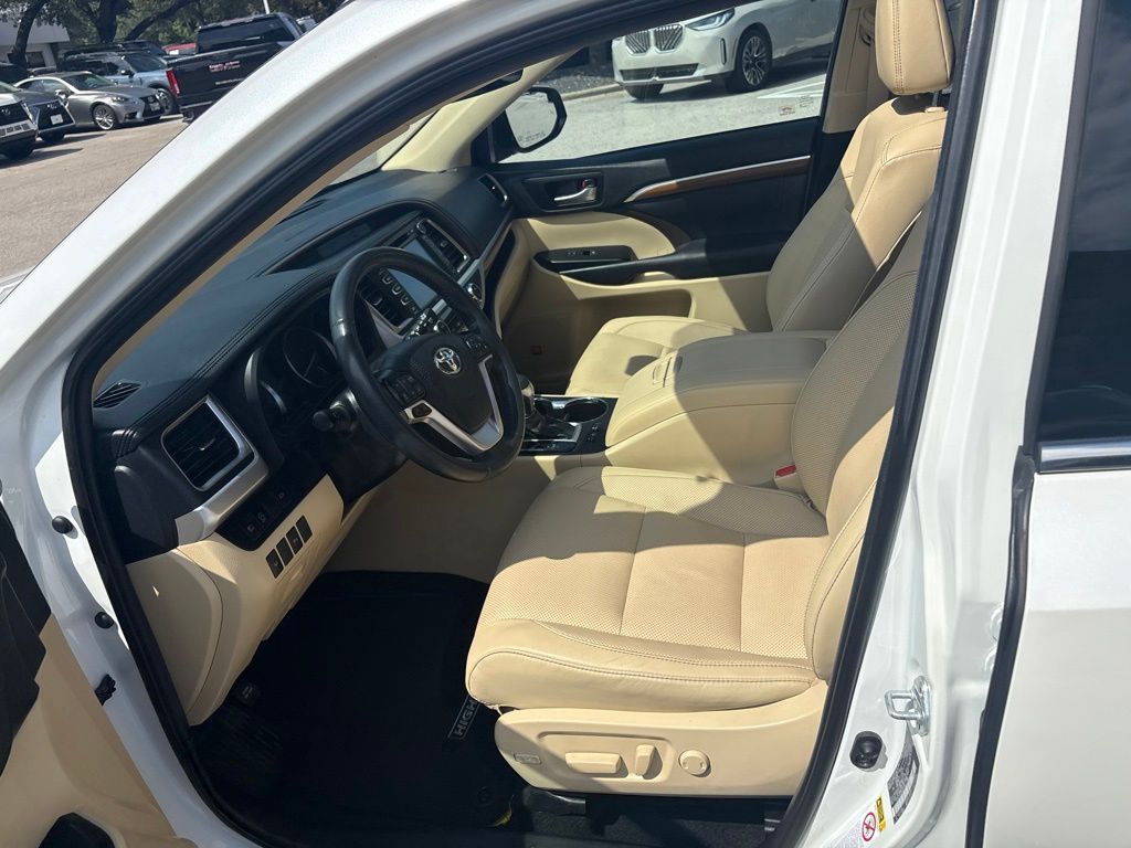 Thumbnail: 2019 Toyota Highlander - 17