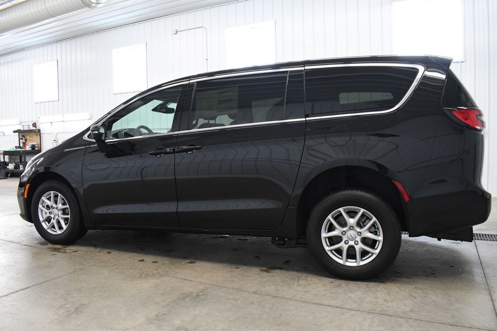 Used 2026 Black Chrysler Select image 5