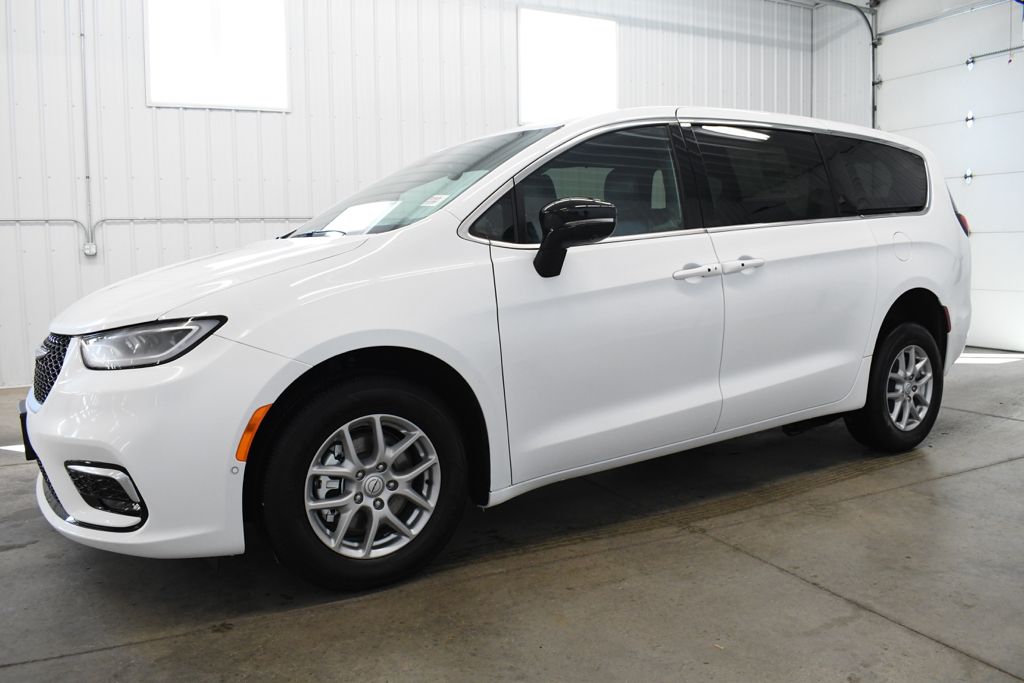 Used 2026 White Chrysler Select image 3