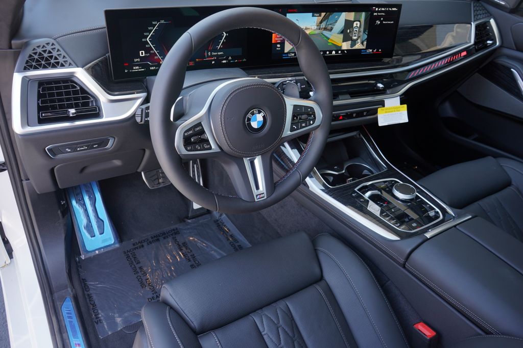 2025 BMW X7 M60i 12