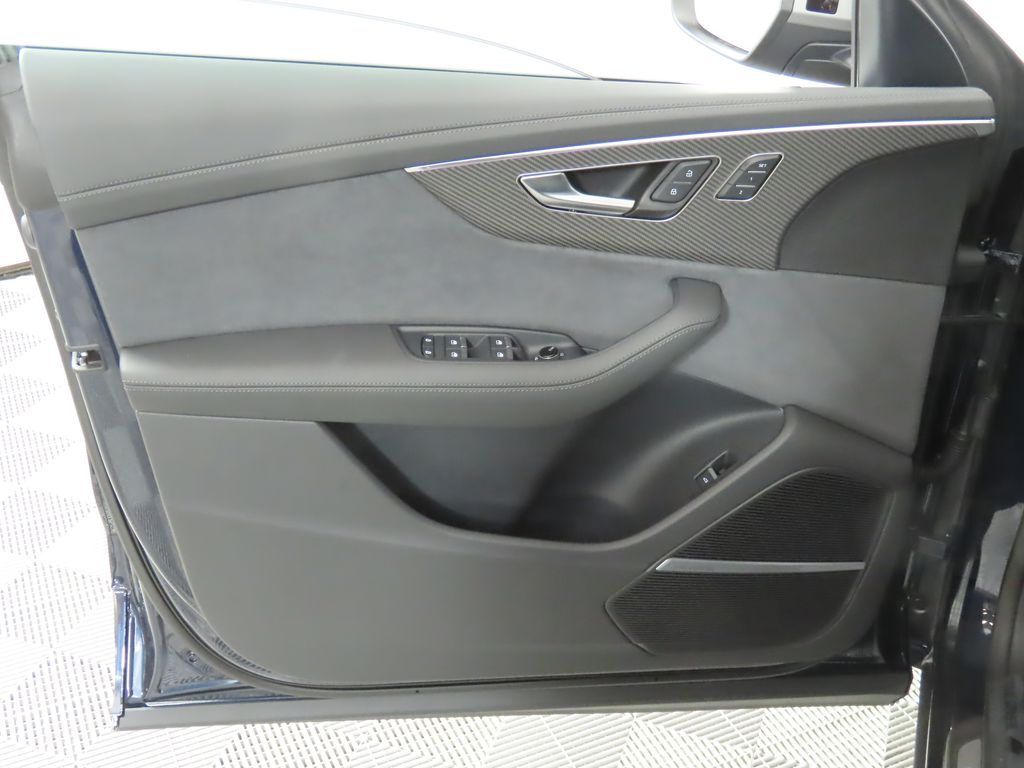 Thumbnail: 2025 Audi RS Q8 - 26