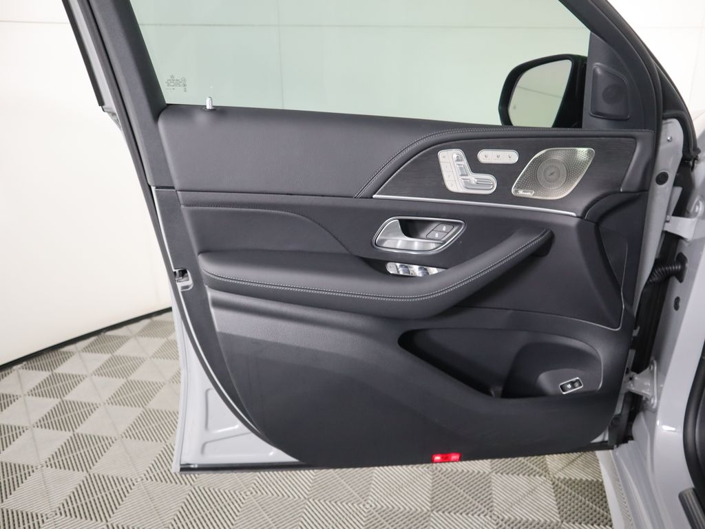 Thumbnail: 2026 Mercedes-Benz GLE - 26