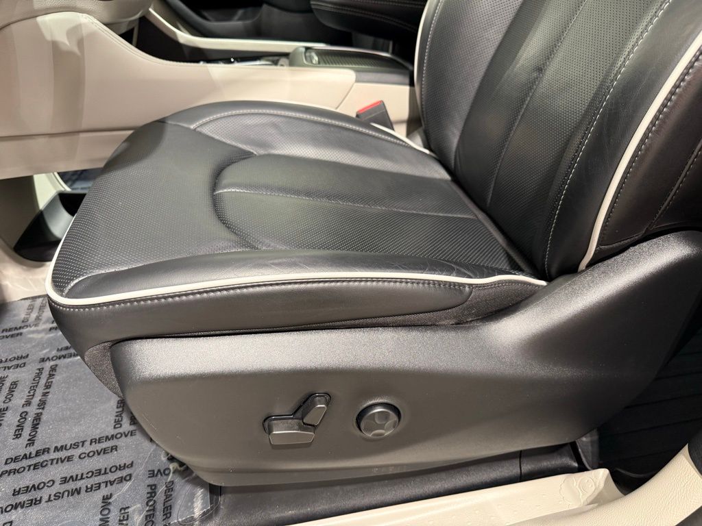 2022 Chrysler Pacifica Hybrid Limited 14